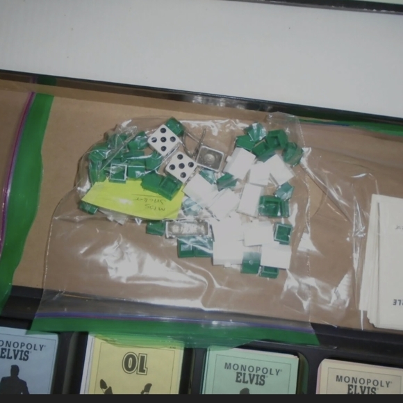 GUC, MONOPOLY ELVIS COLLECTORS EDITION 25TH ANNIVERSARY - Picture 3 of 4